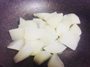 热锅倒油，油热下萝卜翻炒