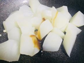 加入少许盐、鸡精、耗油，翻炒均匀