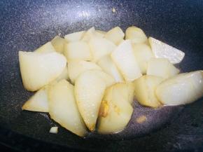 加盖子，小火焖煮至萝卜出汁即可