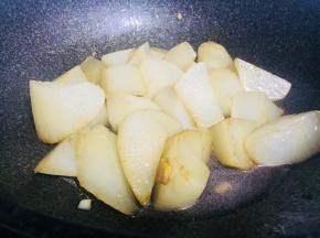 加盖子，小火焖煮至萝卜出汁即可