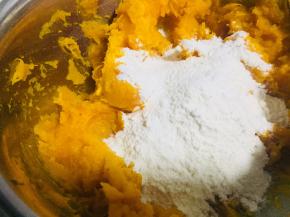 然后加入适量面粉，搅拌均匀，可以根据面糊的粘稠度酌情添加面粉。调整至不粘手即可