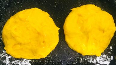 平底锅加入少许油加热，然后用勺子整形一块南瓜泥，放入平底锅中