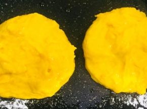 平底锅加入少许油加热，然后用勺子整形一块南瓜泥，放入平底锅中