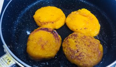 待表面煎至定型，翻面煎另一边