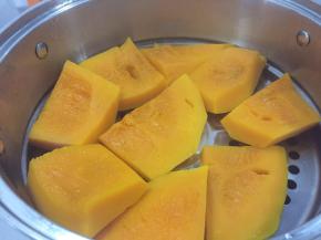 将南瓜块放入蒸锅中蒸熟（我没有计时，用筷子戳一下可以戳透就是熟了）