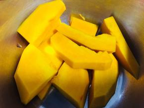 南瓜洗净去皮切块备用