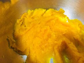 取出蒸好的南瓜，捣碎成泥