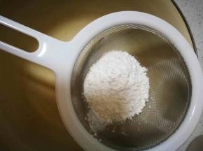 面粉和泡打粉过筛，准备好，预热烤箱150度