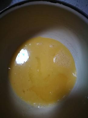 鸡蛋和白砂糖混合彻底搅匀，糖要融化