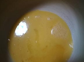 鸡蛋和白砂糖混合彻底搅匀，糖要融化