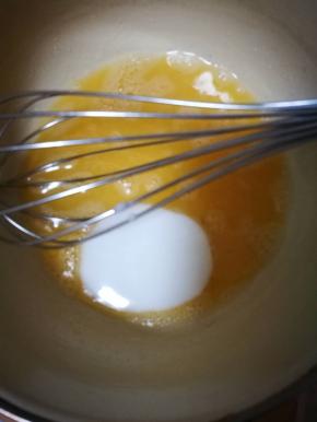 蛋液搅拌均匀后，加入酸奶
