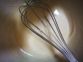 彻底搅匀，周边用刮刀刮下来