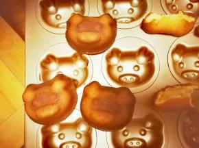 150度，低温烘烤25分钟，这款蛋糕容易上色深，低温烘烤，防止没熟就糊了