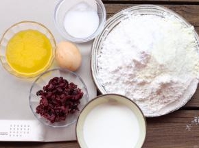 以上配方适用于学橱小号无边不沾烤盘20个用量,准备好配方中食材。「黄油提前隔热水融化开」