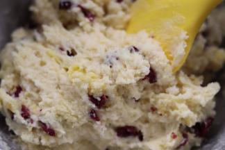 我发现手动搅拌是很「痛苦」的，因为面团特别粘。这一步可以用刮刀。