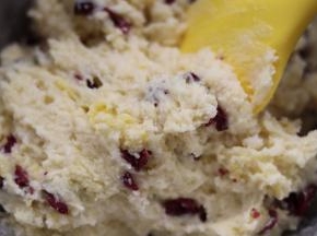 我发现手动搅拌是很「痛苦」的，因为面团特别粘。这一步可以用刮刀。