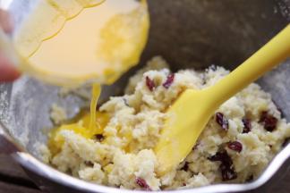 搅拌均匀后加入黄油。