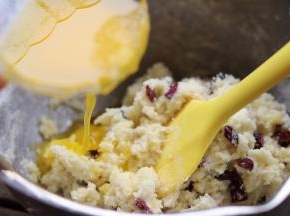 搅拌均匀后加入黄油。