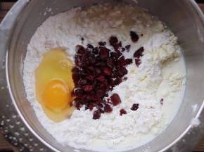 除了黄油，将所以食材搅拌均匀。「也可以用面包机搅拌」