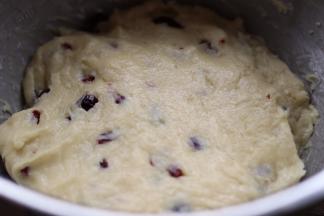 继续搅拌均匀，这里我用手搅拌可以感觉到越来越粘，面团细腻的状态。