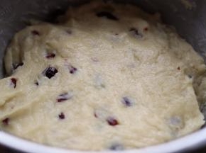 继续搅拌均匀，这里我用手搅拌可以感觉到越来越粘，面团细腻的状态。