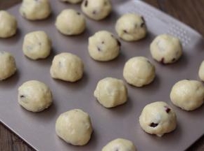 手掌可以适当摸一些油就不粘手了，大概搓个圆。