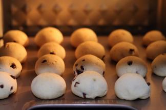 中途不要开箱看哦，和泡芙差不多，操作不当，容易回缩，凹底！烤箱有温差，观察上色情况，适当调整温度！(之前打开过一次烤箱,靠最外面两个明显瘪了.)