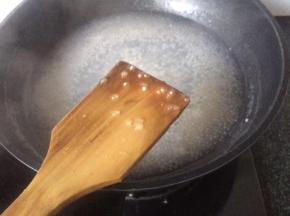 不停搅拌西米变透明，中间有些许白芯