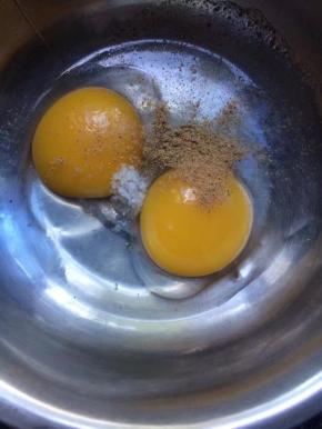 鸡蛋加盐五香粉搅拌均匀