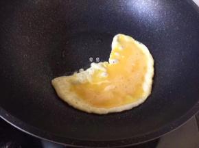 锅中热油，倒入鸡蛋煎熟捞起备用