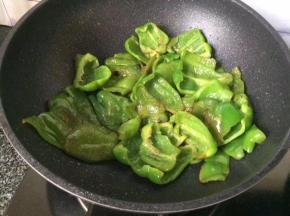 慢慢用铲子挤压掉水份，让表面起皱后捞出备用