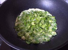 锅中热油，倒入青椒鸡蛋
