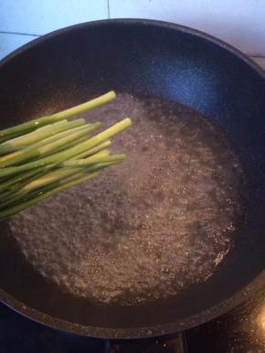 沸腾后加入洗净的韭菜30秒