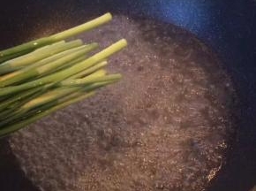 沸腾后加入洗净的韭菜30秒