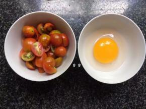 番茄对半切，鸡蛋磕入碗里