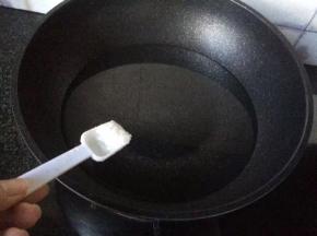 锅中热水，加入盐