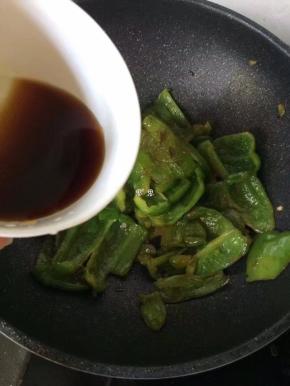 锅中热油倒入青椒略翻炒，加入料酒生抽