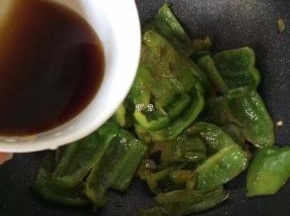 锅中热油倒入青椒略翻炒，加入料酒生抽