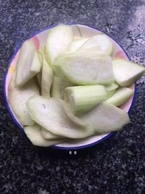 丝瓜去皮切块