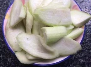 丝瓜去皮切块