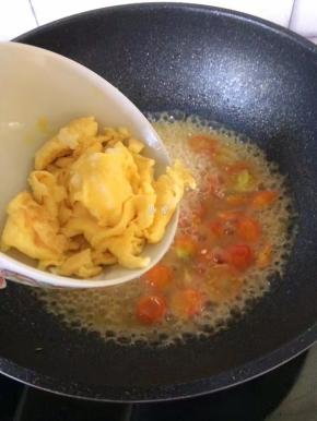 加入鸡蛋块，加入料酒和盐调味即可