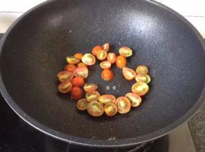 加入小番茄翻炒