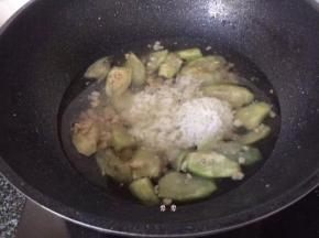 加入白米饭，中小火熬煮即可