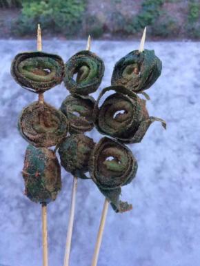 卷起来，撒上各种调料粉