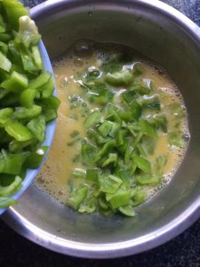 青椒倒入鸡蛋液里