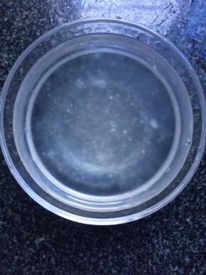 捞出放冷水浸泡一会保持口感