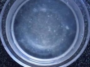 捞出放冷水浸泡一会保持口感