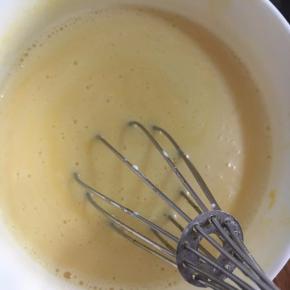 再加入牛奶。搅拌。