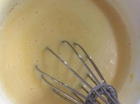 再加入牛奶。搅拌。