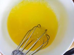 黄油隔水融化加入细砂糖搅和均匀。